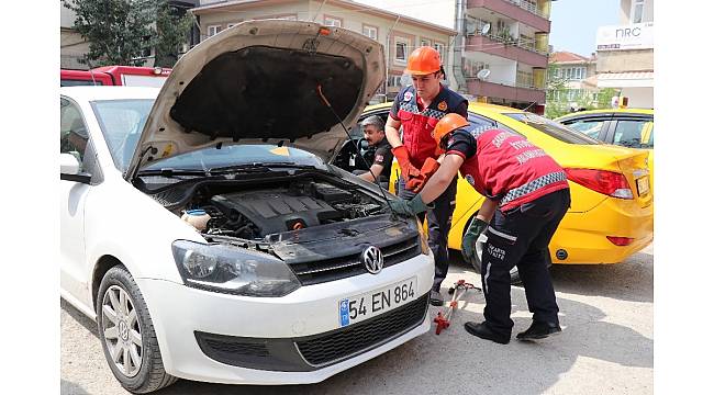 Motor kısmında yılan gören sürücü 1 hafta otomobiline binemedi