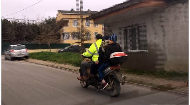 Motosiklette 3 insan ve 1 köpeğin tehlikeli yolcuğu