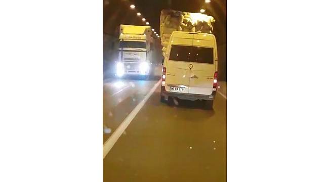 Saman yüklü kamyon tünelde trafiği tehlikeye soktu