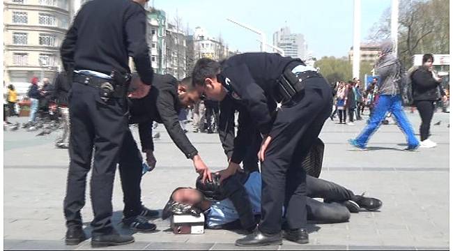 Taksim&#39;de epilepsi krizi geçiren genç kendini yerden yere attı