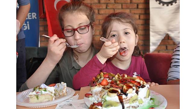 Uşak&#39;ın ödüllü aşçıları diyabetli çocuklar için doğal pasta yaptı