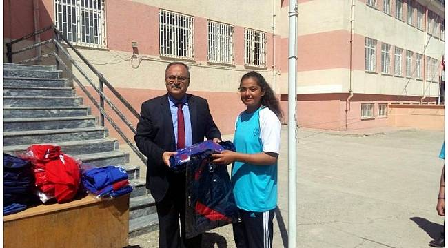 Yıldız Kızlar voleybol şampiyonu Karamelik Ortaokulu oldu