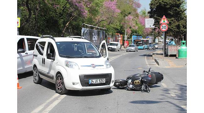 Yoldan geçen kadın yaralı adamın elini bir an olsun bırakmadı