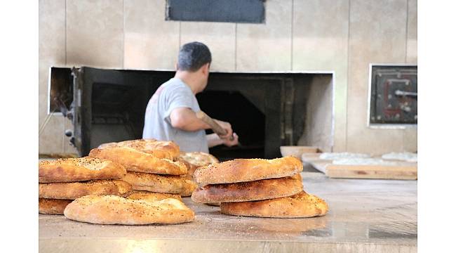 270 derecede çalışan fırının başında oruç tutuyorlar