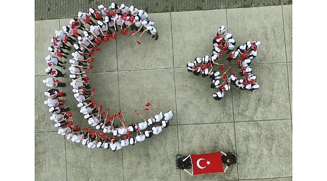 300 lise öğrencisi bedenleriyle Türk bayrağı yaptı