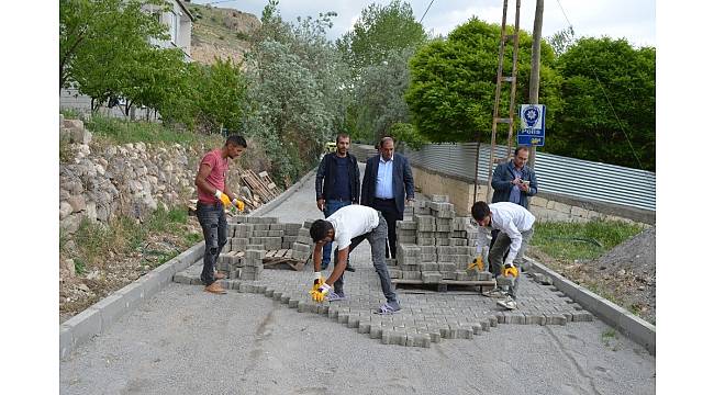 Adilcevaz&#39;da parke taşı döşeme ve kaldırım yenileme çalışması