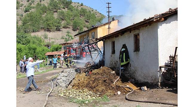 Ahırdaki hayvanları alevlerden delik açarak kurtardılar