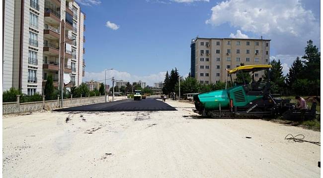 Altınşehir&#39;de yol genişletme ve asfalt çalışması yapıldı