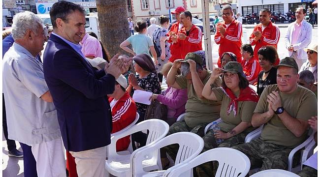 Ayvalık&#39;ta belediyeden engellilere özel kutlama