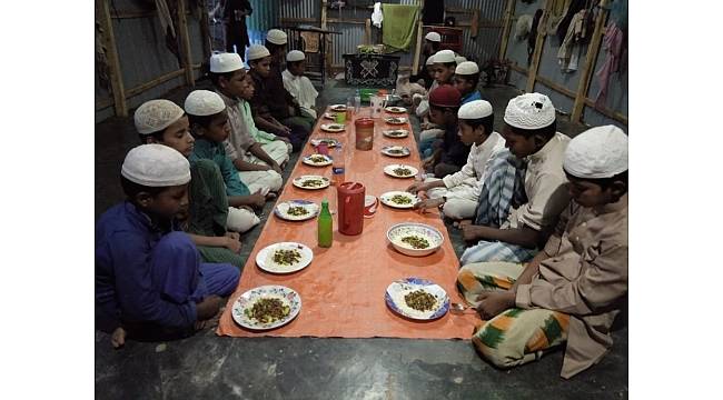 Bangladeş&#39;teki Rohingyalı Müslümanlar yarı aç oruç tutuyor