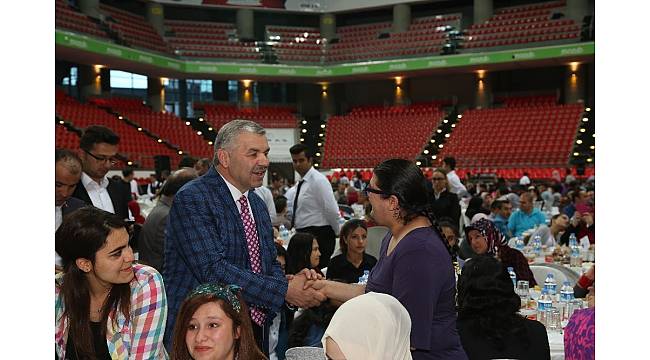 Başkan Çelik; yaşlılarla, Sevgi Evleri&#39;ndeki çocuklarla ve engellilerle iftar yaptı