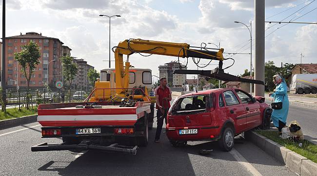 Beton mikseri otomobile çarptı: 3 yaralı