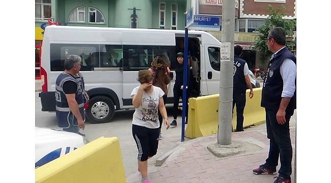 Burdur&#39;daki masaj ve güzellik salonlarına eş zamanlı fuhuş baskını: 7 gözaltı