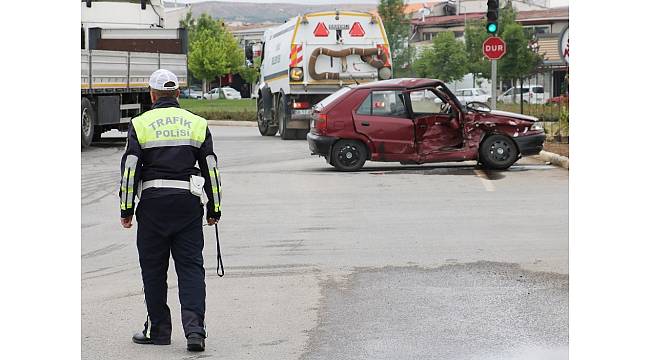 Çevik kuvvet polislerini taşıyan minibüs kaza yaptı: 2 yaralı