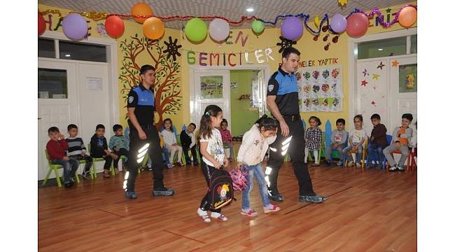 Cizre&#39;de öğrencilere çocuk polis kimliği verildi