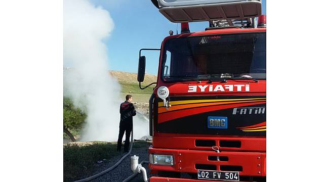 Çöplük yangını ekinlere sıçramadan söndürüldü