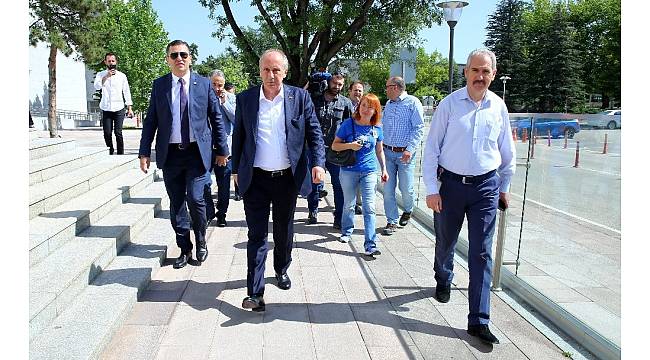 Cumhurbaşkanı adayı Muharrem İnce&#39;den rakiplerine bağış