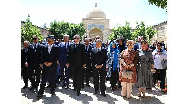 Cumhurbaşkanı Erdoğan, Nakşibendi Hazretleri&#39;nin türbesini ziyaret etti