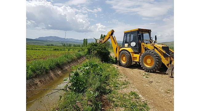 Develi&#39;de mahallelerinde yol ve çevre düzenleme çalışmaları devam ediyor