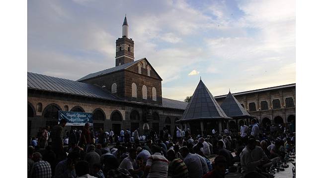 Diyanet İşleri Başkan Yardımcısı Burhan İşliyen: &quot;Diyarbakırlı çocukların elinde taş değil, kalem, kitap ve gül olmalı&quot;