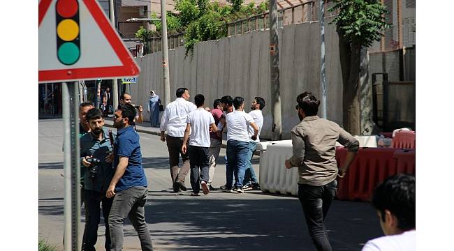 Diyarbakır&#39;da Öcalan lehine slogan atan gruba müdahale: 1 gözaltı