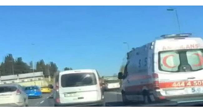 E-5 Karayolu&#39;nda trafik magandası ambulansa böyle makas attı