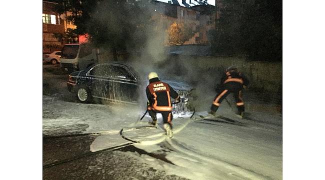 Elazığ&#39;da park halindeki otomobil yandı