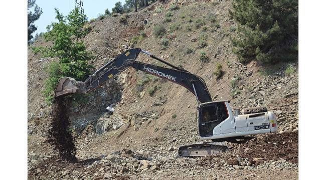 Erdemli&#39;de yol çalışmaları devam ediyor