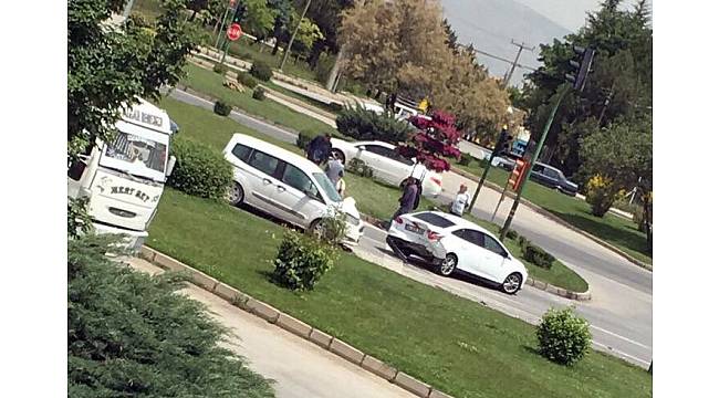 Eskişehir&#39;de otomobiller çarpıştı: 1 yaralı