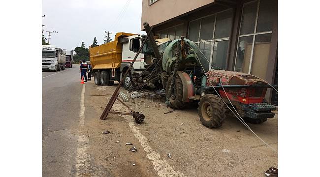 Hızını alamayan kamyon elektrik direğini devirdi