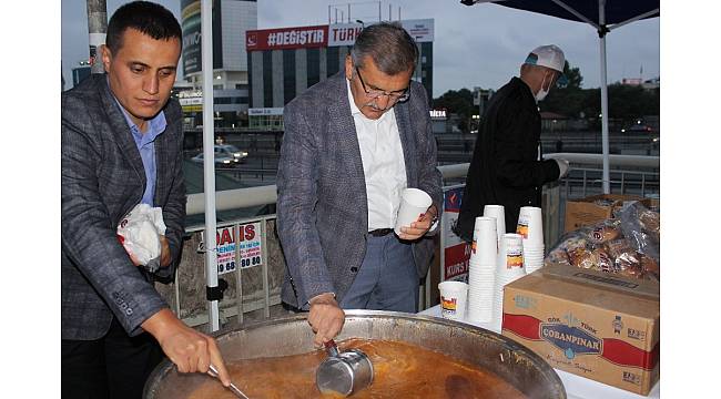 İftara yetişemeyen vatandaşlara metrobüs durağında çorba hizmeti