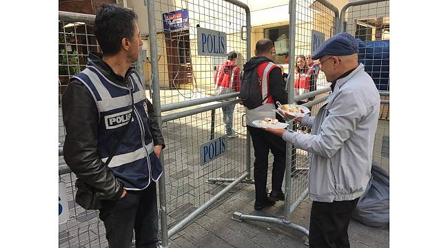 İstiklal Caddesi&#39;nde esnaftan pastalı 1 Mayıs kutlaması