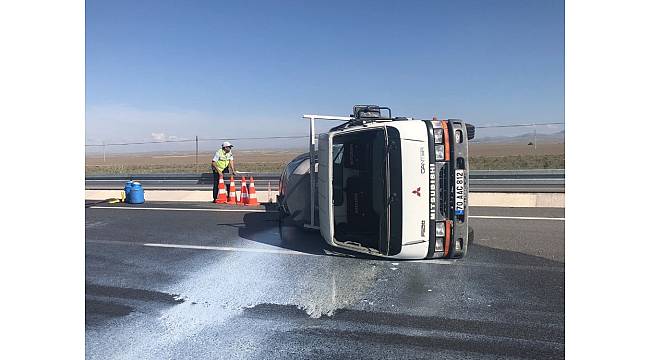 Karaman&#39;da devrilen kamyonetteki süt yola döküldü