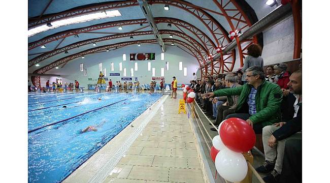 Karşıyaka&#39;nın yüzme havuzu çok sevildi