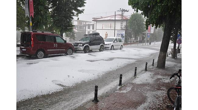 Kastamonu&#39;ya 15 dakika süren dolu yağışı kenti beyaza bürüdü