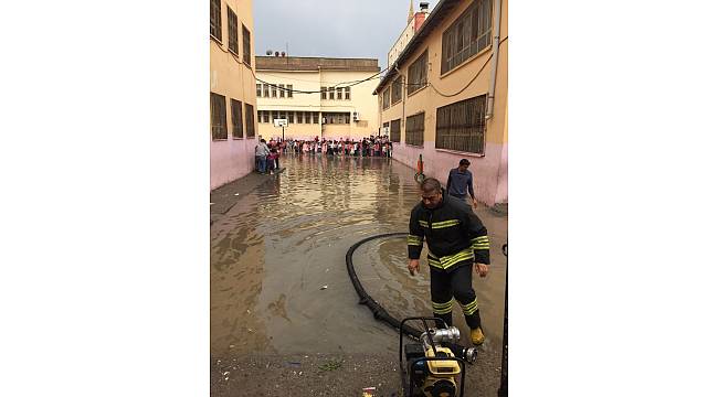 Kızıltepe&#39;de aşırı yağıştan kerpiç ev çöktü, okulda mahsur kalan öğrencileri itfaiye ekipleri kurtardı