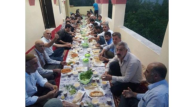 Köyün gençleri tüm köye iftar yemeği verdi