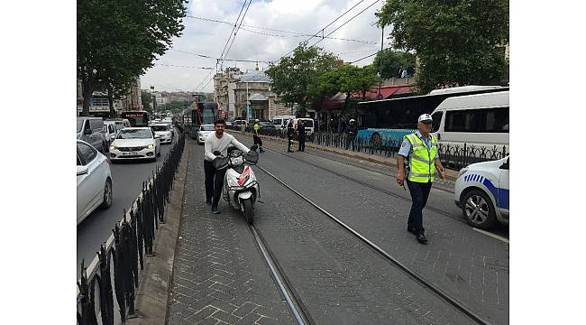 Laleli&#39;de hafif ticari araç ile tramvay çarpıştı: 1 yaralı