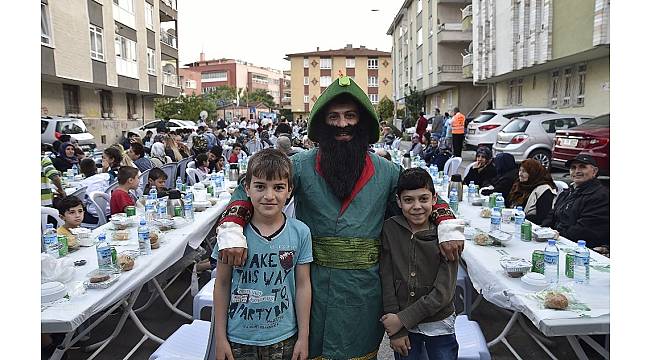 Mamak Belediyesi mahallelerde iftar sofraları kurmaya devam ediyor