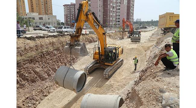 Mersin Büyükşehir Belediyesi&#39;nin alt yapı çalışmaları sürüyor