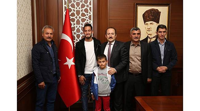 Milli futbolcu Hakan Çalhanoğlu memleketi Bayburt&#39;ta