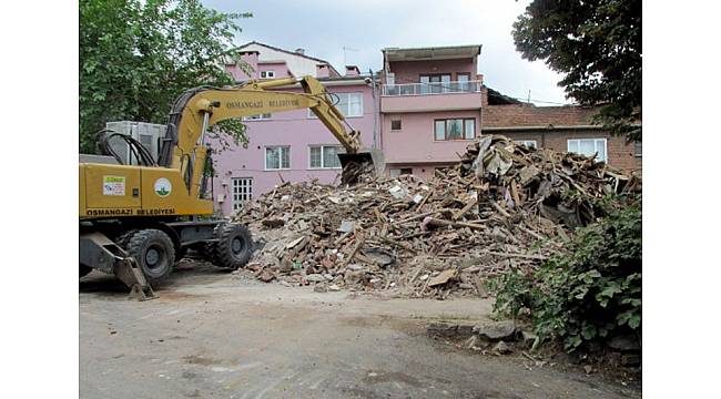 Osmangazi&#39;de 6 metruk bina yıkıldı