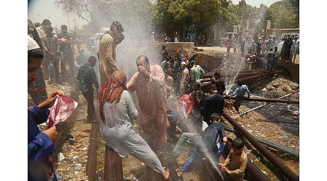 Pakistan&#39;da sıcaktan ölenlerin sayısı 65&#39;i geçti