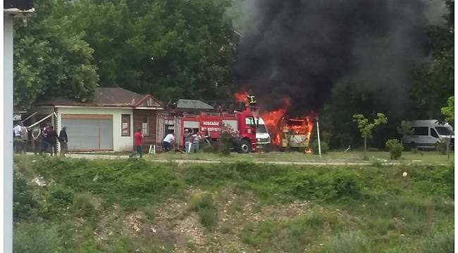 Park halindeki 2 minibüs yanarak kullanılamaz hale geldi