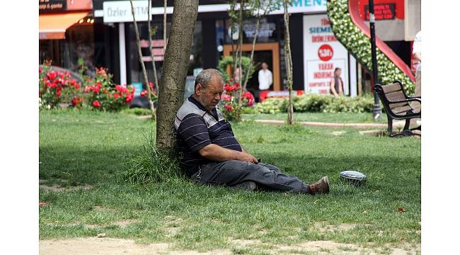 Ramazan&#39;ın ilk gününde vatandaşlar gölgelik alanlara akın etti