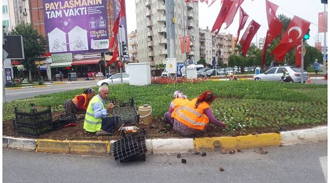 Refüj ve kavşaklara çiçekler ekiliyor