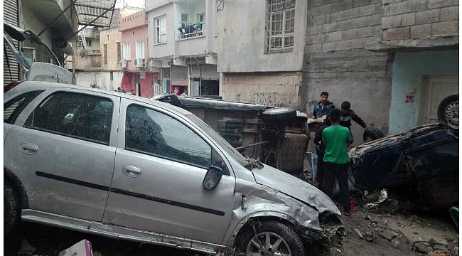 Şanlıurfa&#39;da sel suları otomobilleri önüne kattı