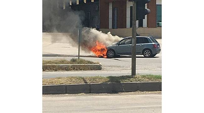 Seyir halindeki otomobil alev alarak yandı