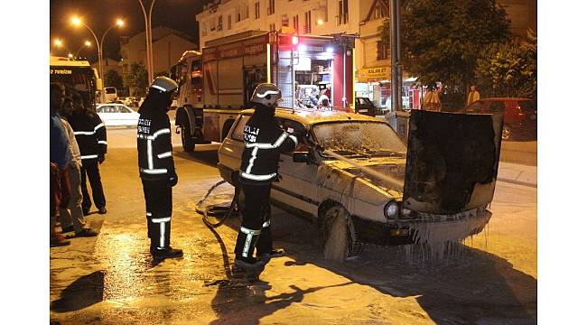 Seyir halindeki otomobilin motor kısmı yandı