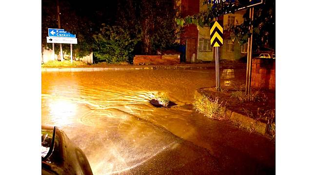 Şiddetli yağış Sungurlu&#39;da hayatı olumsuz etkiledi